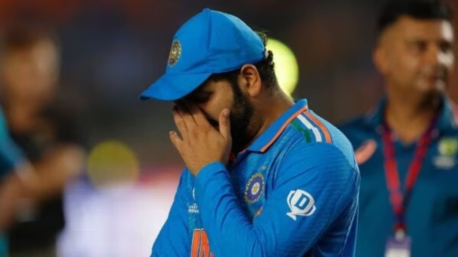 World Cup Final: মাঠেই আবেগের বিস্ফোরণ! কেঁদে ফেললেন রোহিত, মুখ ঢাকলেন বিরাট