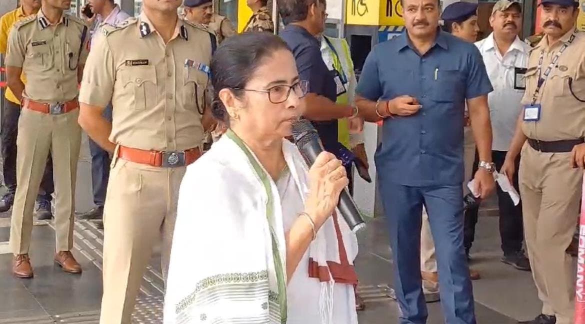 Mamata Banerjee: শুধু রেলমন্ত্রী আছেন, রেল এখন অনাথ: মমতা 