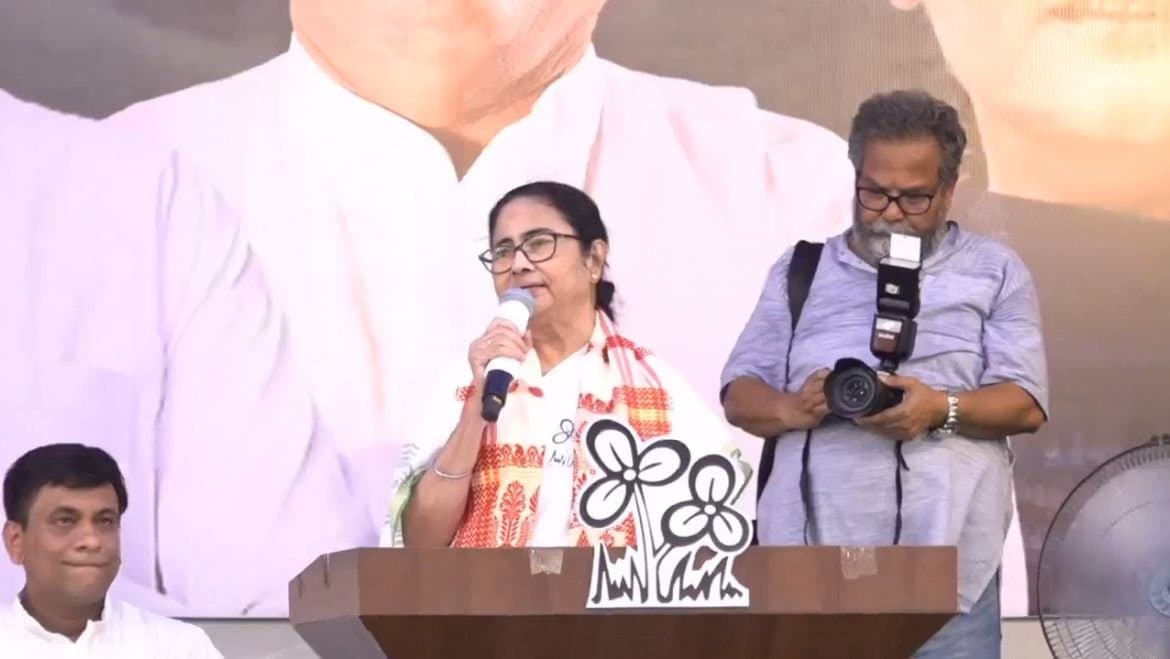 Mamata Banerjee: বাঙালি হিন্দু-মুসলমান দুটো ভোট এক হলেই ৭০ শতাংশ: মমতা