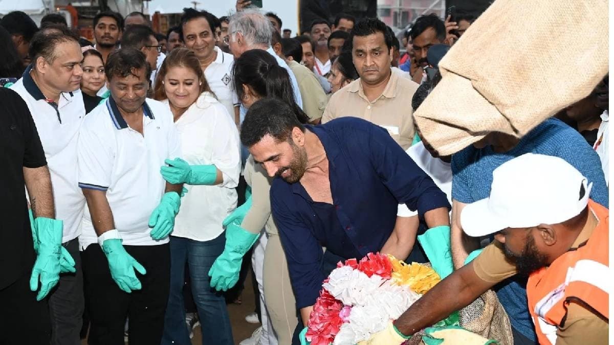 Akshay Kumar Joins Amruta Fadnavis for Post Ganesh Visarjan Beach Cleanup