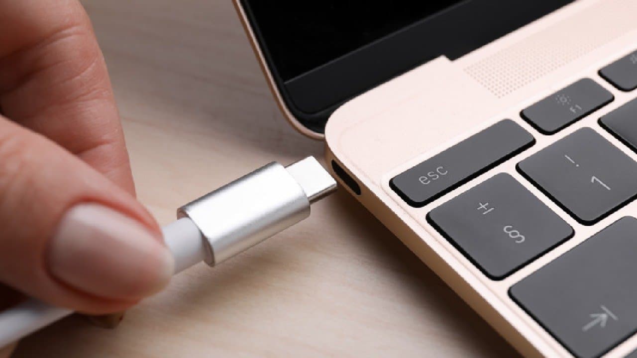 Should You Keep Your Laptop Plugged In All Day here what experts says