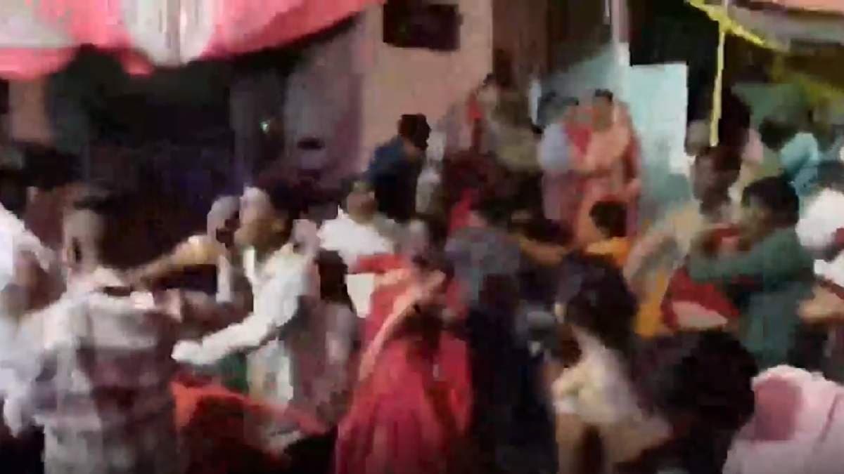 কুলারের হাওয়া কে খাবে? নিমেষে বদলে গেল পরিস্থিতি, বিয়েবাড়ি পরিণত হল রণক্ষেত্রে, দেখুন ভিডিও
