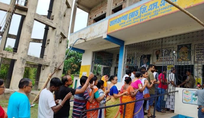 Election: ‌‌‌ভোট যন্ত্র বিকলের বিক্ষিপ্ত ঘটনা ছাড়া হুগলিতে নির্বাচন শান্তিপূর্ণ