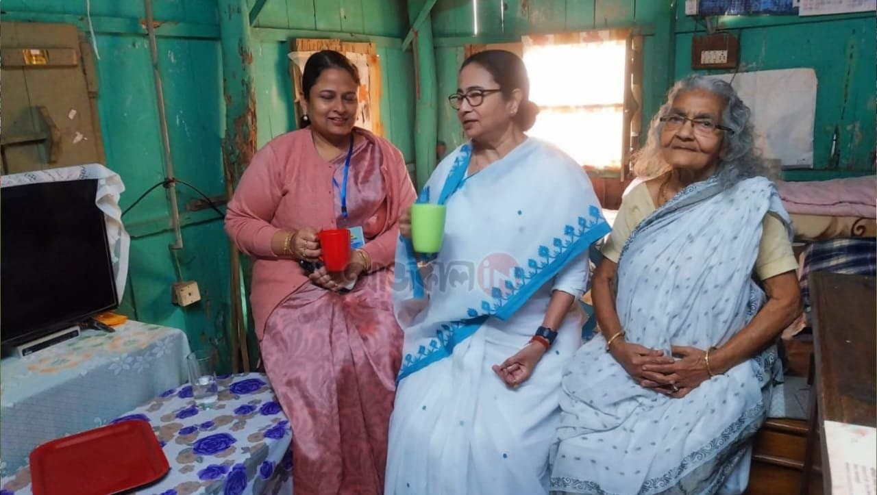 মুখ্যমন্ত্রী চা খেয়েছেন, স্মৃতি হিসেবে সেই কাপ রেখে দেবেন প্রতিভা ভদ্র