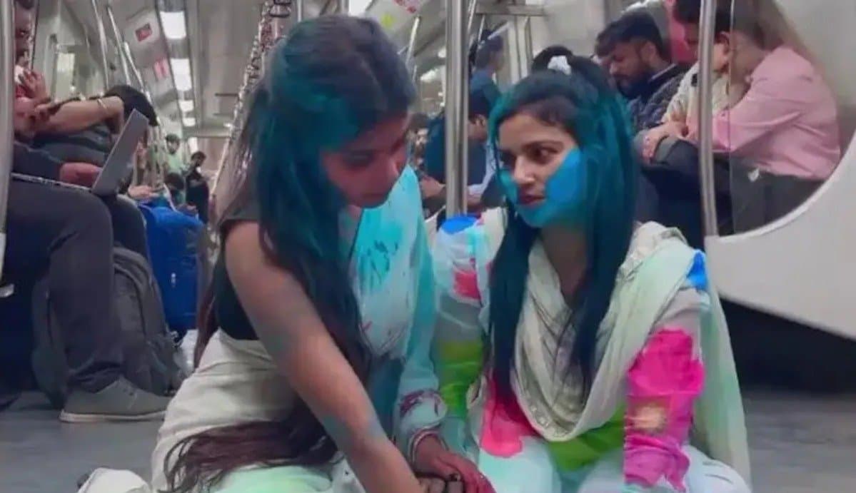 METRO: দিল্লি মেট্রোয় দুই তরুণীর ভিডিও নিয়ে তোলপাড়  