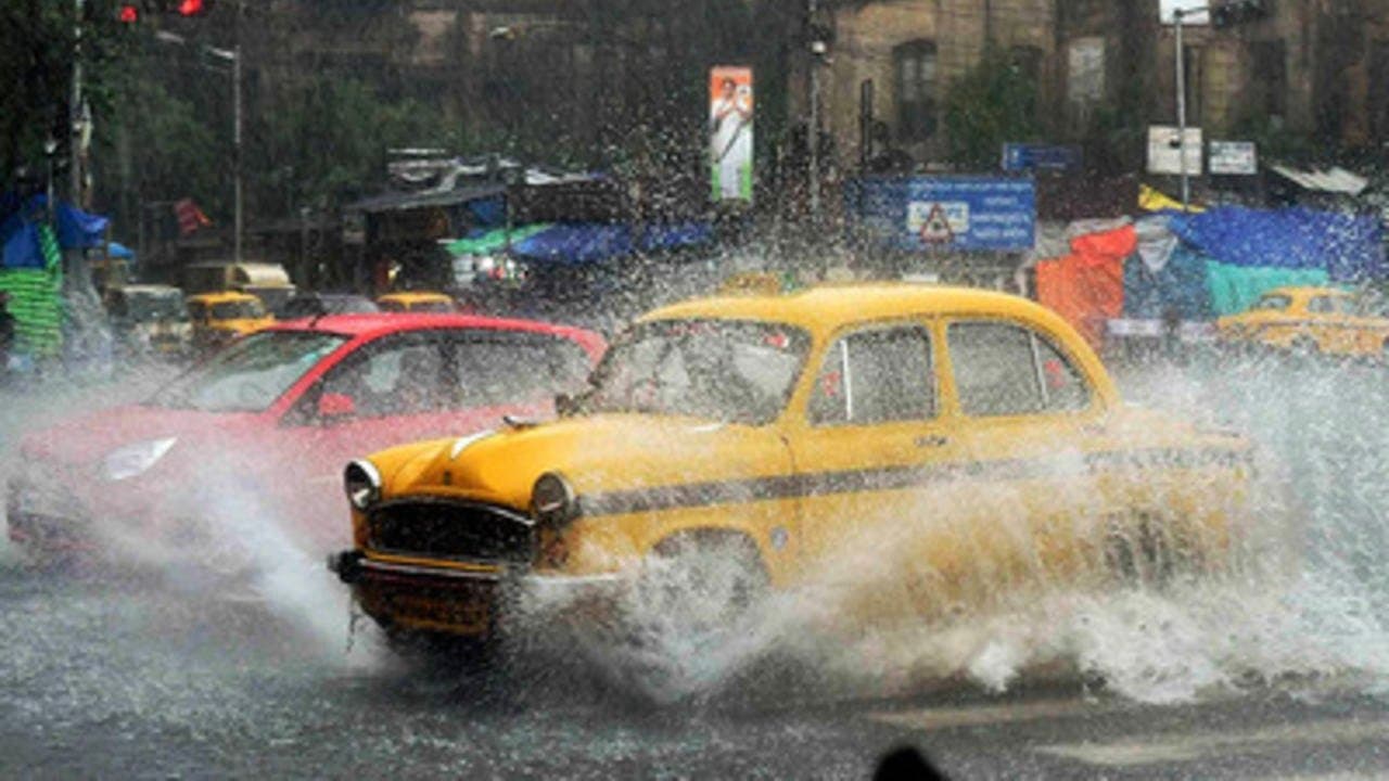 Weather Update: দুর্যোগ ঘনাচ্ছে দক্ষিণবঙ্গে, আগামিকাল থেকে স্বাভাবিকের চেয়ে বেশি বৃষ্টির আশঙ্কা 