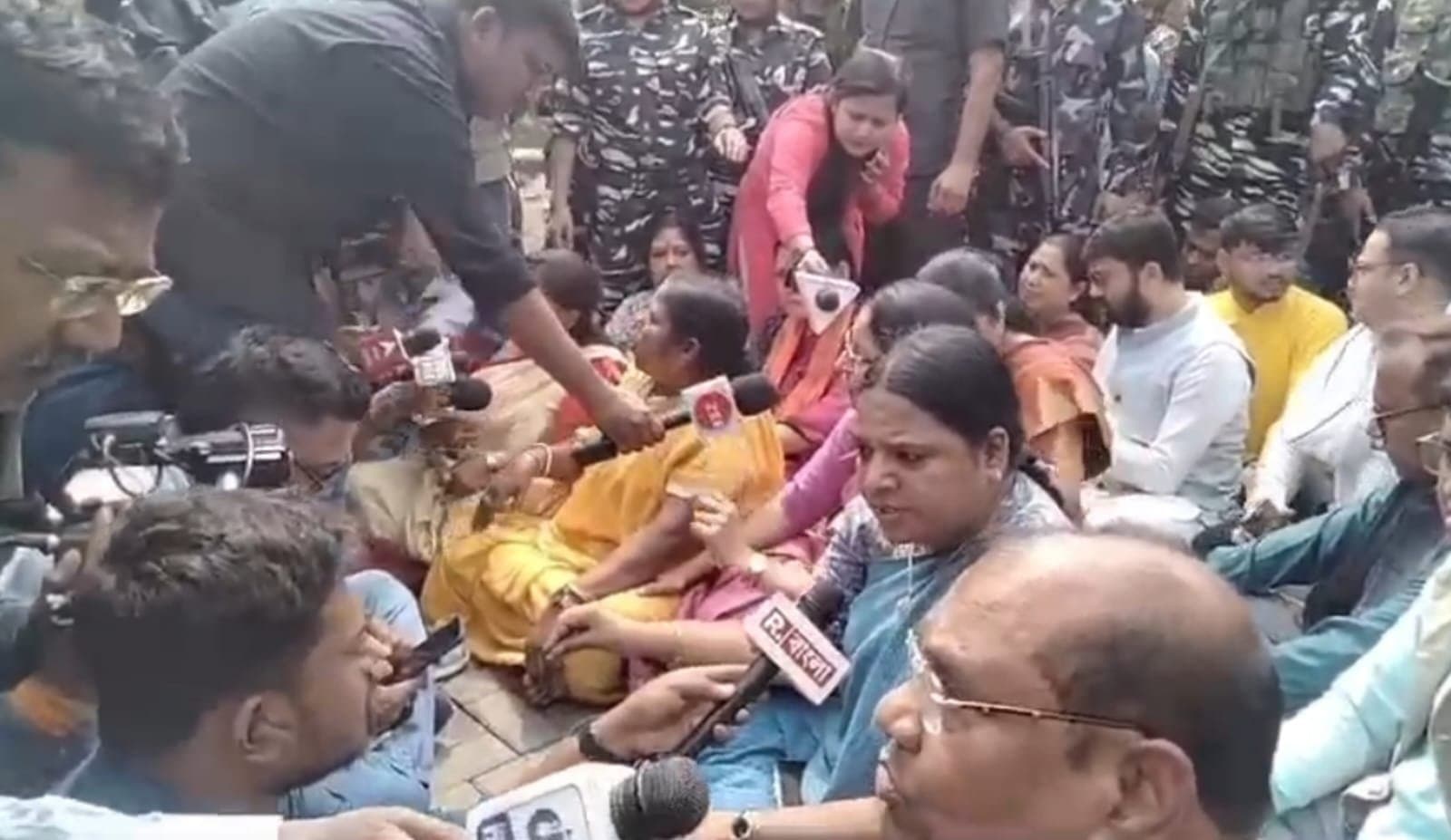'রাজ্যপাল সব শুনেছেন, দিল্লিতে গিয়ে রাষ্ট্রপতির দ্বারস্থ হব', রাজভবনে জানাল বিজেপির ফ্যাক্ট ফাইন্ডিং টিম