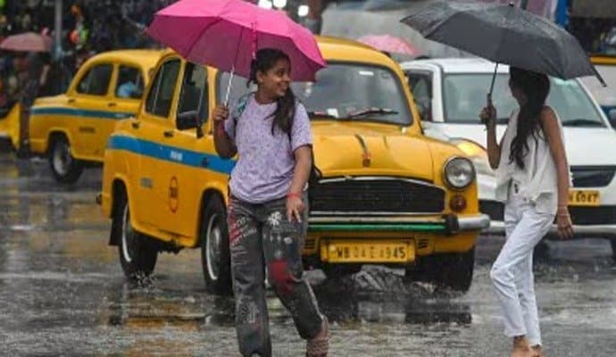 Weather Update: আজ বিক্ষিপ্ত বৃষ্টিতে ভিজবে একাধিক জেলা, আগামিকাল থেকে একটানা ভারি বর্ষণের পূর্বাভাস 