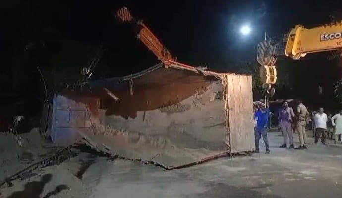 UP: ঘুমন্ত ফুটপাথবাসীদের উপর উল্টে পড়ল ট্রাক, মৃত ৮ 