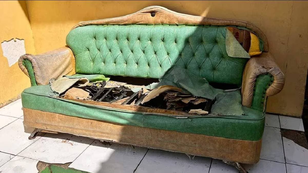 Home Decor: old electric things and posters among other things you should clean up