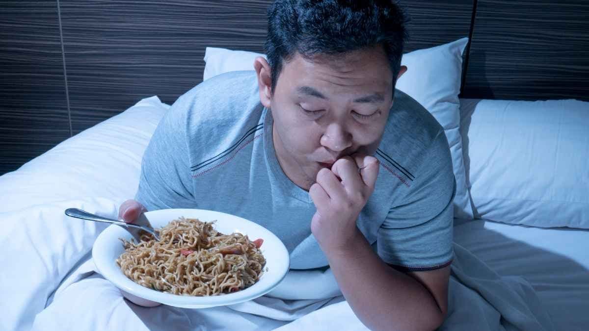 One should never eat these three foods before going to bed