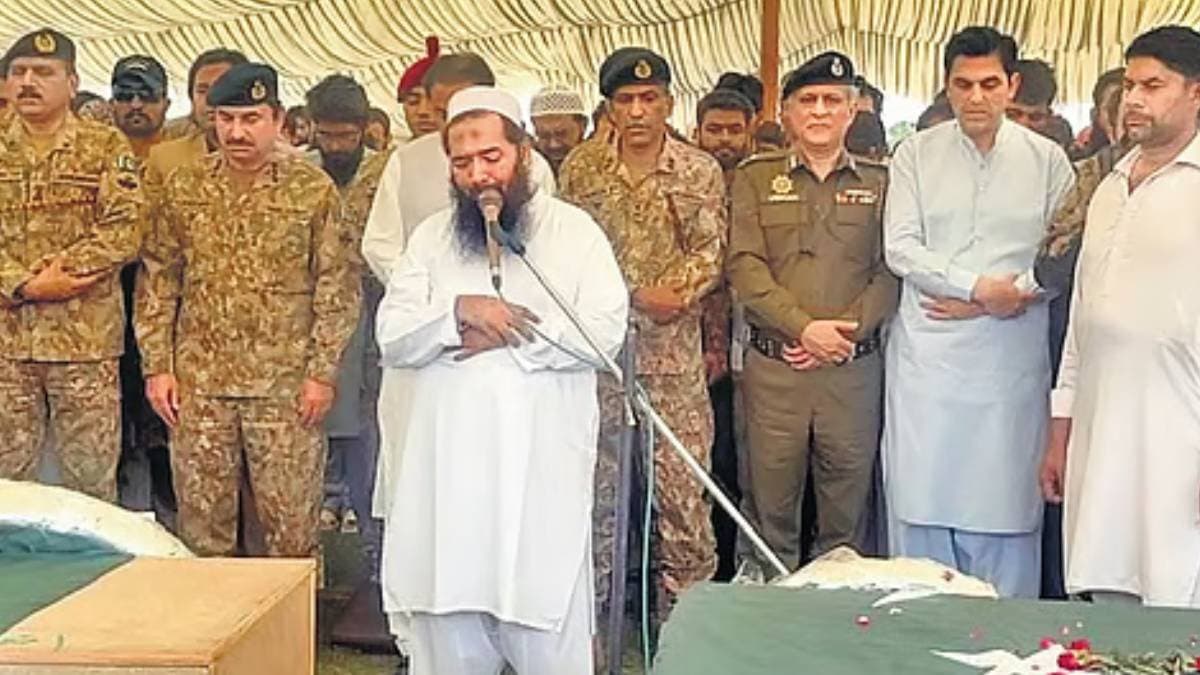 Top Pak officials present at last rite of the terrorists India reacts