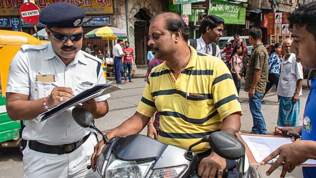 ১ মার্চ থেকে চালু হয়েছে নতুন নিয়ম, ট্রাফিক আইন ভাঙলে এবার দিতে হবে আরও মোটা ফাইন