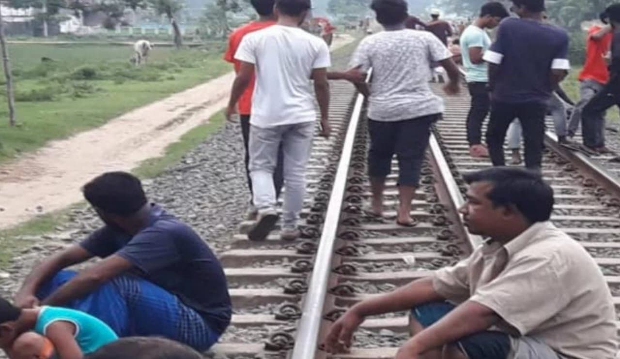 রেললাইনে বসে ভিডিও গেম! ট্রেনের ধাক্কায় মৃত ২