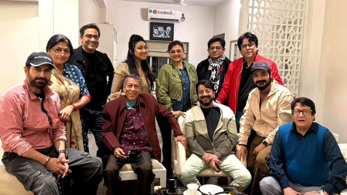 Prosenjit Chatterjee Jeet Biplab Chatterjee Chiranjeet Chakraborty gathered at ranjit Mullick s house details inside ENT