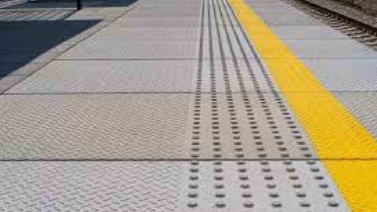 What means the yellow striped tiles on Metro and Railway station 