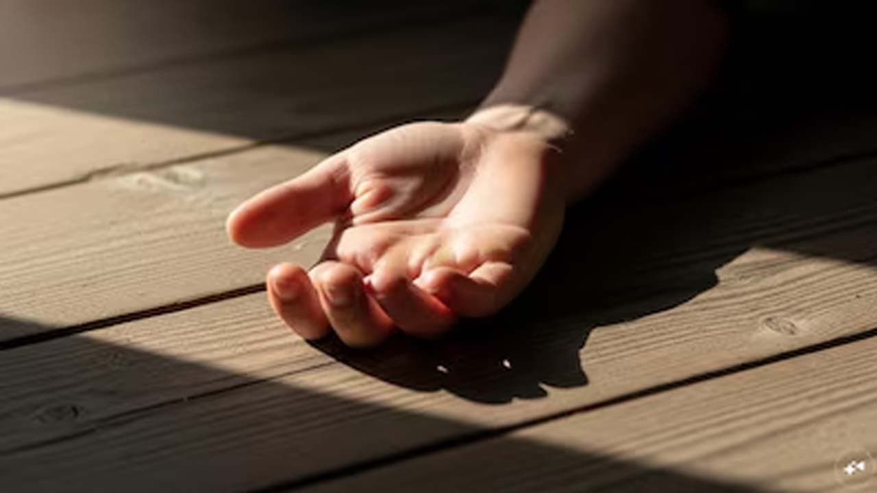 যৌন হেনস্থায় অভিযুক্ত অধ্যক্ষ, আত্মঘাতী ছাত্রী