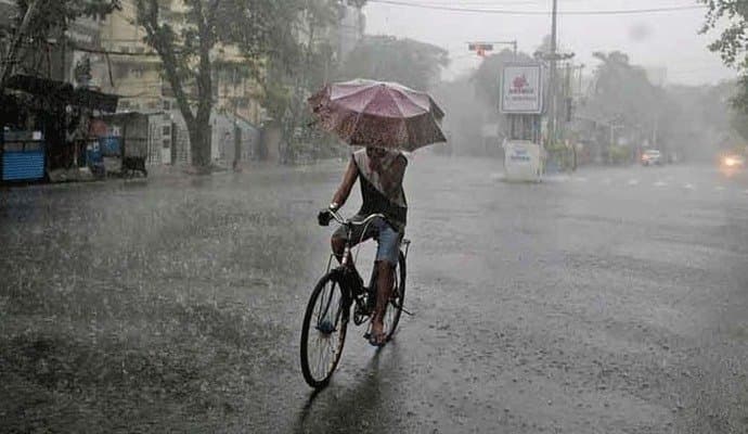 Weather Update: উত্তরে ভারী বৃষ্টি, দক্ষিণে ভ্যাপসা গরম, আরও বাড়বে তাপমাত্রা 