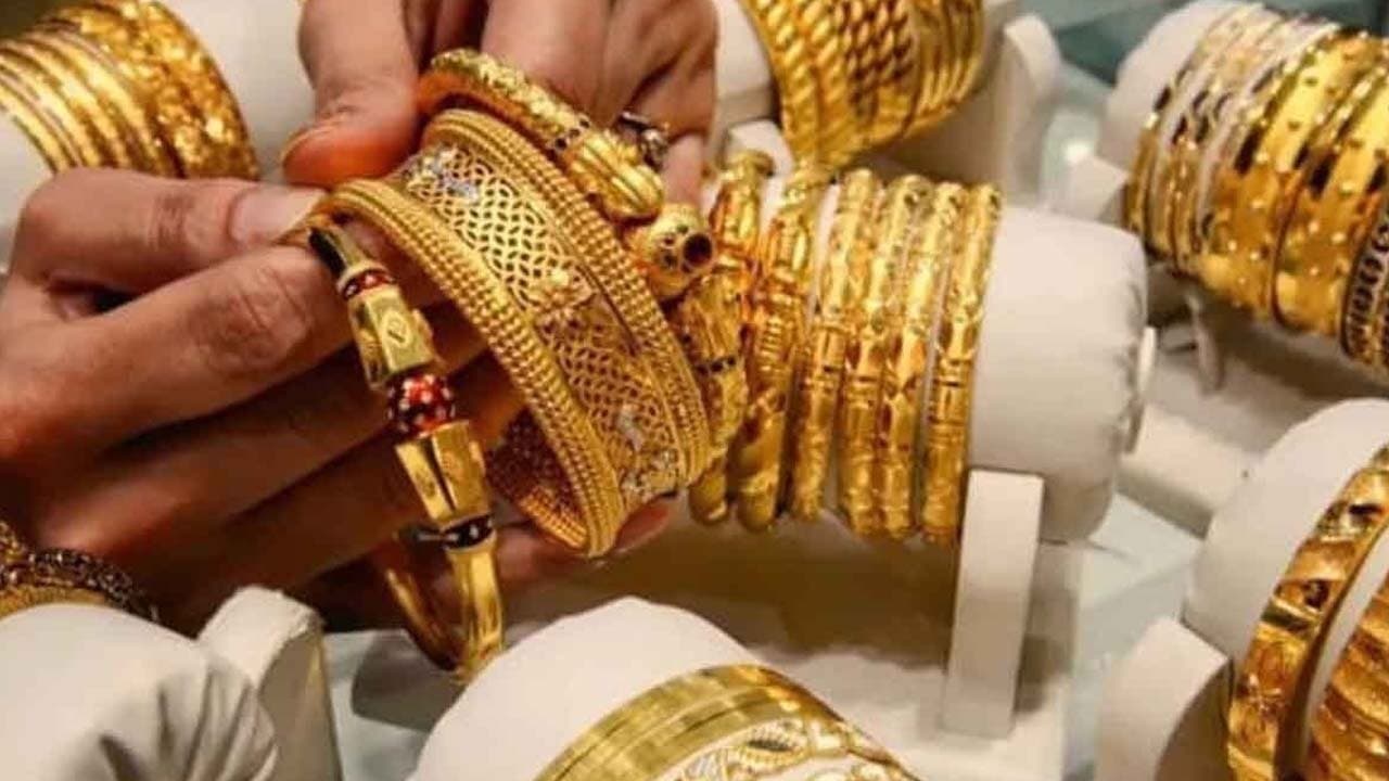 Gold Price Huge Fall Today: Check 22 and 24 Carat Gold Price on 1 November