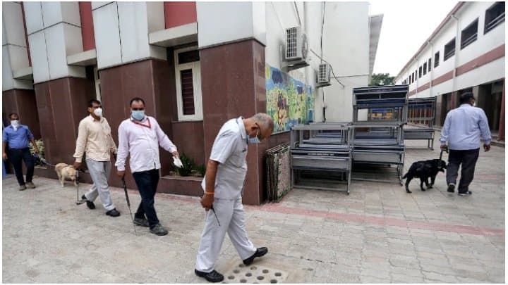 Delhi: ‌দিল্লির একাধিক স্কুলে বোমাতঙ্ক, মাঝপথে থামিয়ে দেওয়া হল পরীক্ষা 