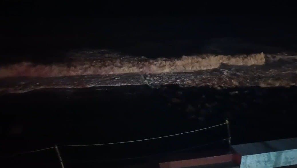 IMD weather Update Cyclone Dana has Started landfall Process in the midnight and the process will go on till Morning