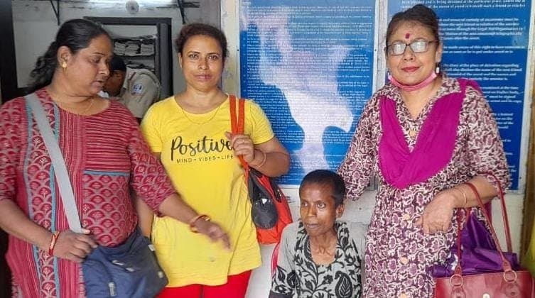HELP: শিক্ষিকার উদ্যোগে প্রায় দুমাসের মাথায় বাড়ি ফিরলেন মানসিক ভারসাম্যহীন মহিলা
