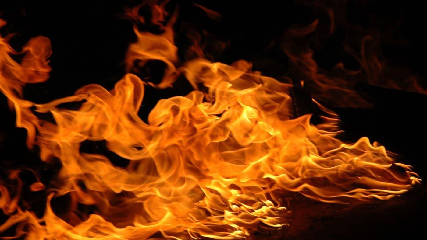 Kolkata massive fire breaks out in tailoring shop in jadavapur gnr 