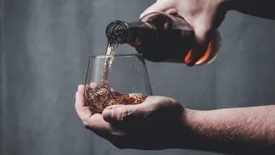 Influencer chugs two bottles of whisky in 20 minutes to win challenge, dies gnr 
