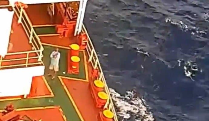 INDIAN NAVY: জলদস্যুদের সঙ্গে ভারতীয় বায়ুসেনার গুলি বিনিময়