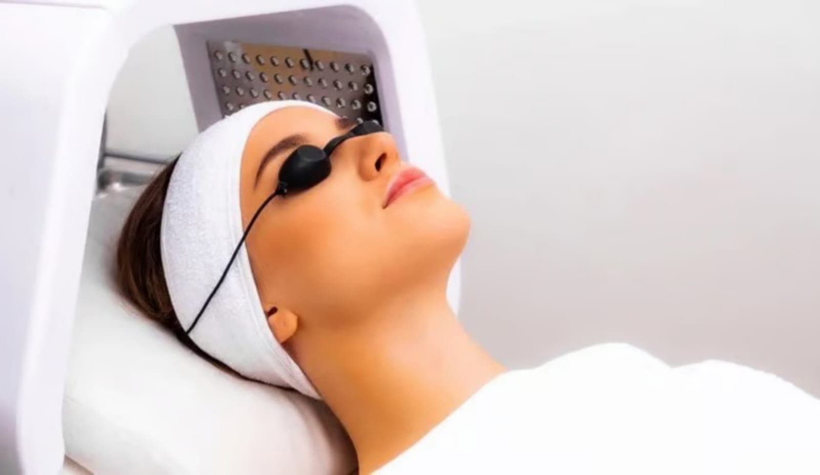 Skin Care: ত্বকের যত্নে আলো-নির্গত ডায়োড থেরাপির খুঁটিনাটি 
