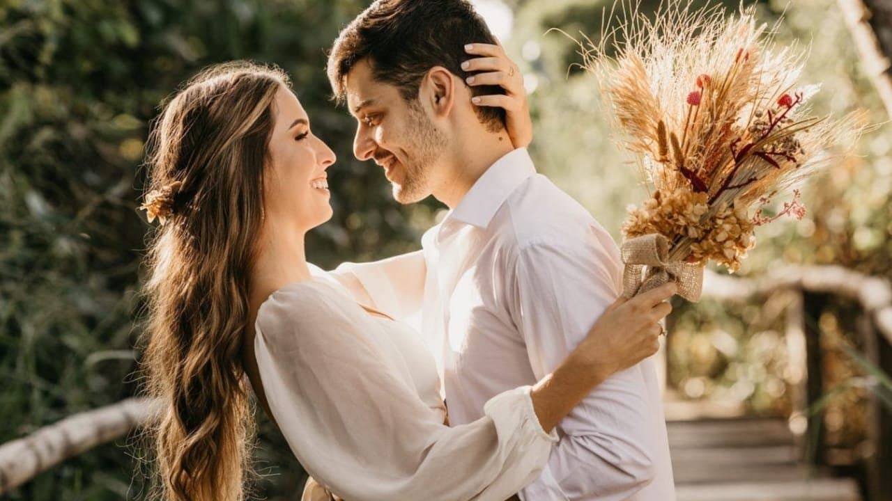 how to  spend time with partner and keep love life colourful in busy schedule of work lif