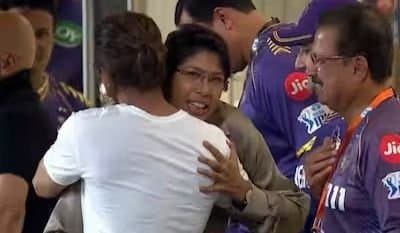 KKR: বাদশার গানের সঙ্গে তাল শাহরুখের, জড়িয়ে ধরলেন ঝুলনকে