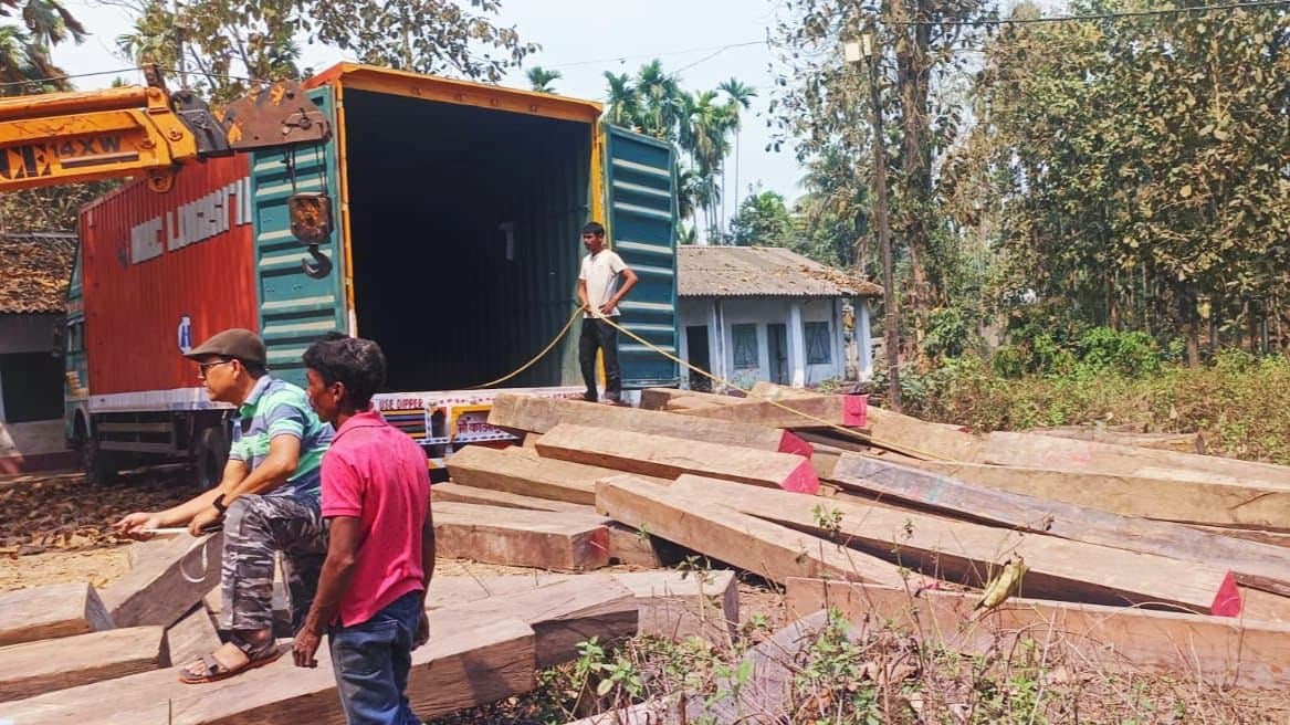 Dooars: পাচারের আগেই উদ্ধার বিপুল পরিমাণ বার্মা সেগুন কাঠ, গ্রেপ্তার ২ 
