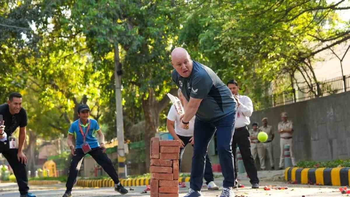 New Zealand PM Steals The Show As He Plays Street Cricket in Delhi