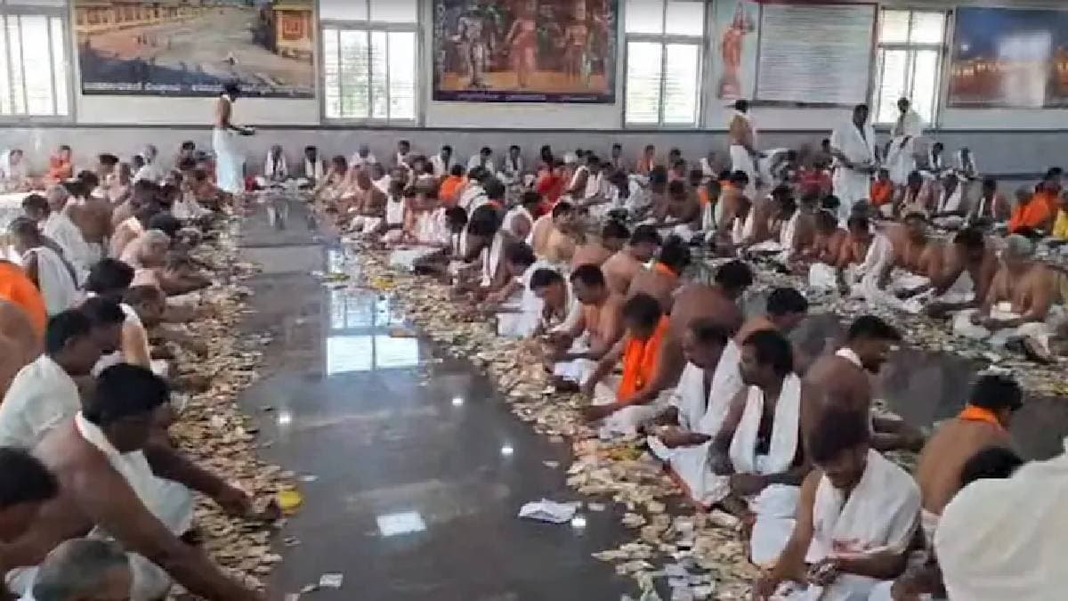 Over rs three crore cash 32 Gram Gold and one kg silver donated at Karnataka Raichur Raghavendra Swamy Mutt