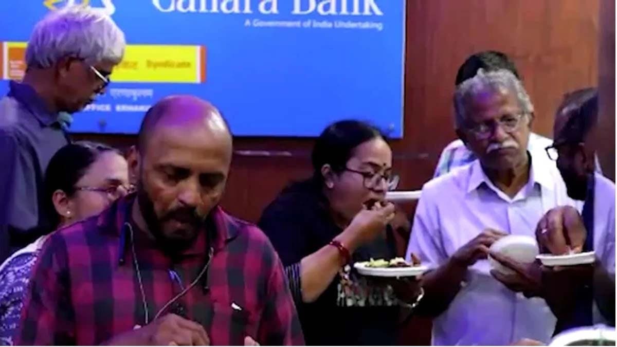 Kanada Bank manager in Kochi bans beef in canteen what did the staffs do in protest