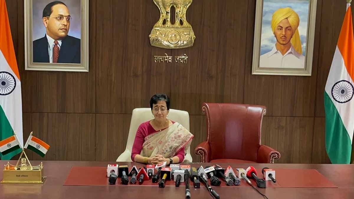 Delhi CM Atishi Sits Next To Kejriwal's Empty Chair gnr