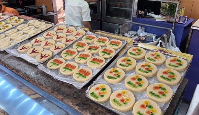 SWEET: ভোটের আবহে মিষ্টিতে রাজনৈতিক রঙের ছোঁয়া