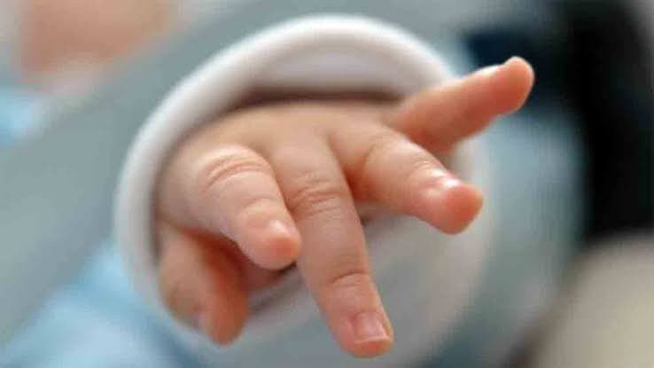 Father rejects his newborn baby and demands dna test over dark skin in china_gnr 