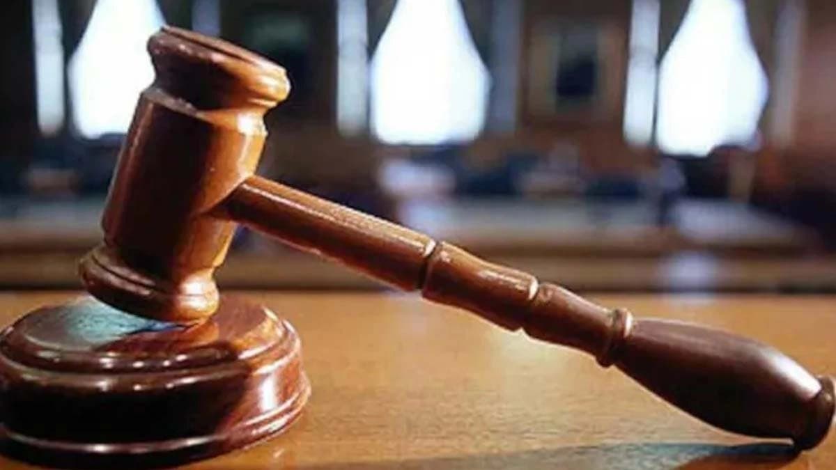 Man throws rice during court proceedings in Delhi lawyers fear black magic