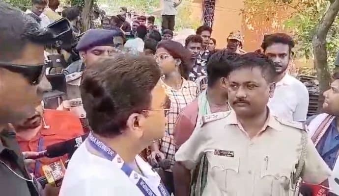 Abhijit Ganguly: ময়নায় ধর্নায় বসলেন অভিজিৎ গঙ্গোপাধ্যায়