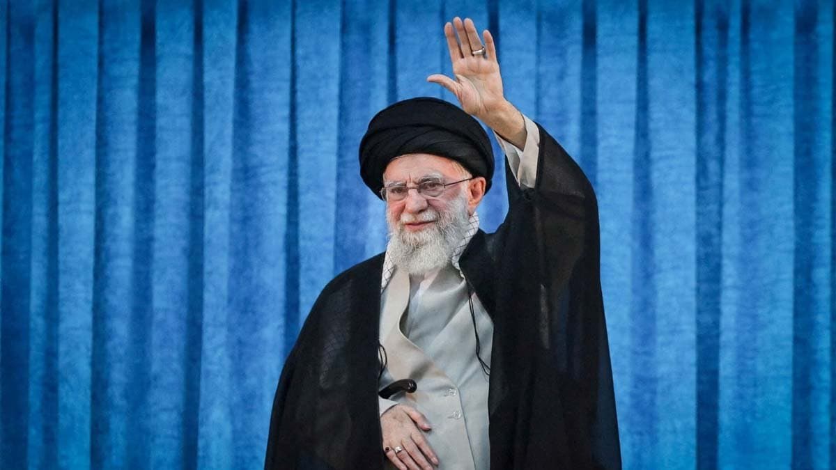 Why does Irans supreme leader Ayatollah Ali Khamenei use only one hand 