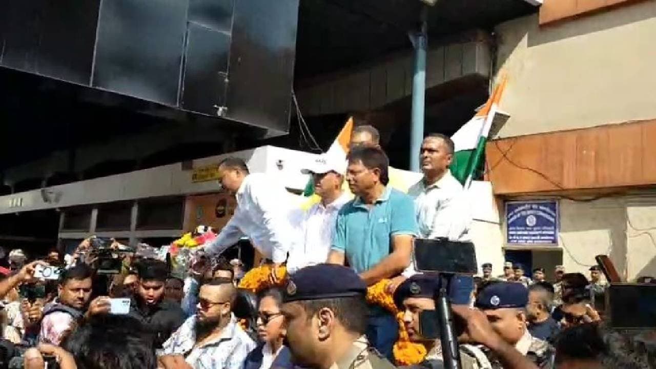 India womens cricketer Richa Ghosh returns home