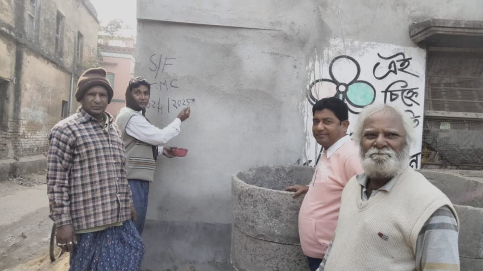 TMC: সম্পর্ক নেই কংগ্রেসের সঙ্গে, দলনেত্রীর বার্তার পর মুর্শিদাবাদে জোর কদমে দেওয়াল দখলের কাজ শুরু তৃণমূলের 