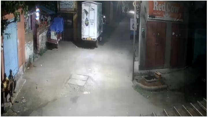 Barrackpore: ভোটের পরও অশান্তি, ভাটপাড়ায় বিজেপি নেতার বাড়ির সামনে বোমাবাজি 
