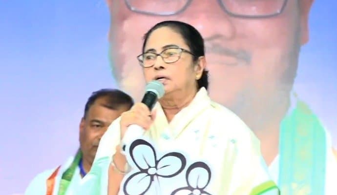 Mamata Banerjee: হঠাৎ কী করে বাড়ল ভোটের হার? ফারাক্কার সভা থেকে প্রশ্ন তুললেন মমতা