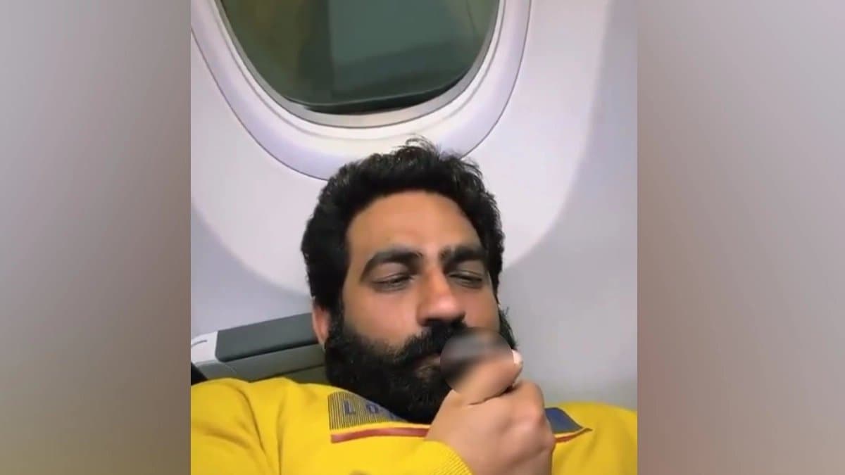 বিমানে আয়েস করে বসেই সিগারেটে সুখটান! আচমকা হুড়মুড়িয়ে ভাইরাল বছর তিনেক আগের ভিডিও, কেন জানেন? 