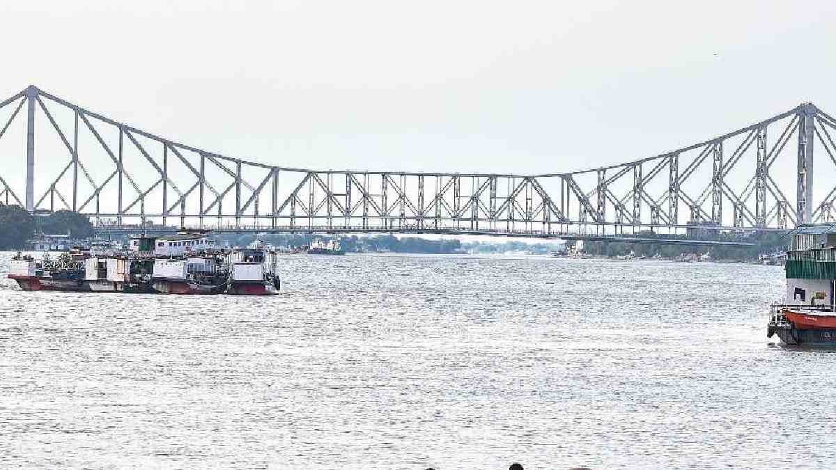 Couple jumped into ganges from boat 