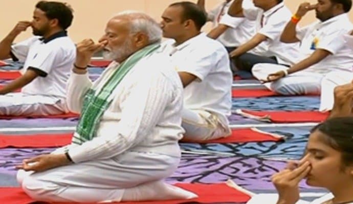 Narendra Modi: ‌কাশ্মীরে ডাল লেকের ধারে যোগ দিবস পালন করলেন মোদি