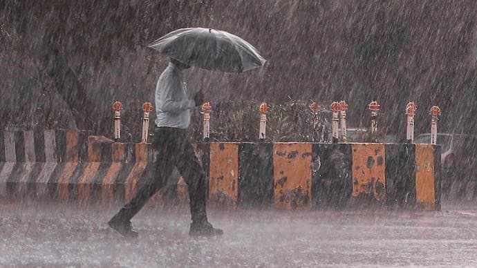 Delhi: দহন-জ্বালার মাঝে স্বস্তির বৃষ্টি দিল্লিতে, ব্যাহত বিমান পরিষেবা 